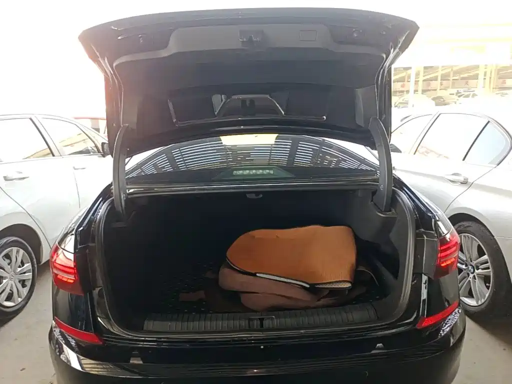 Volkswagen Passat PHEV — миниатюра 19