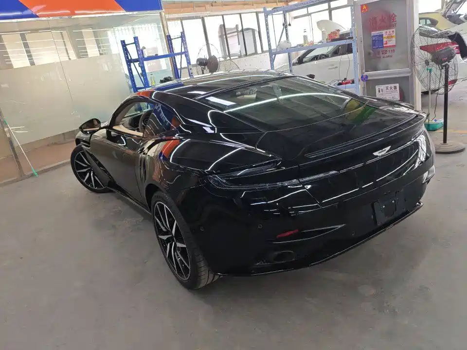 Aston Martin DB11 — миниатюра 4
