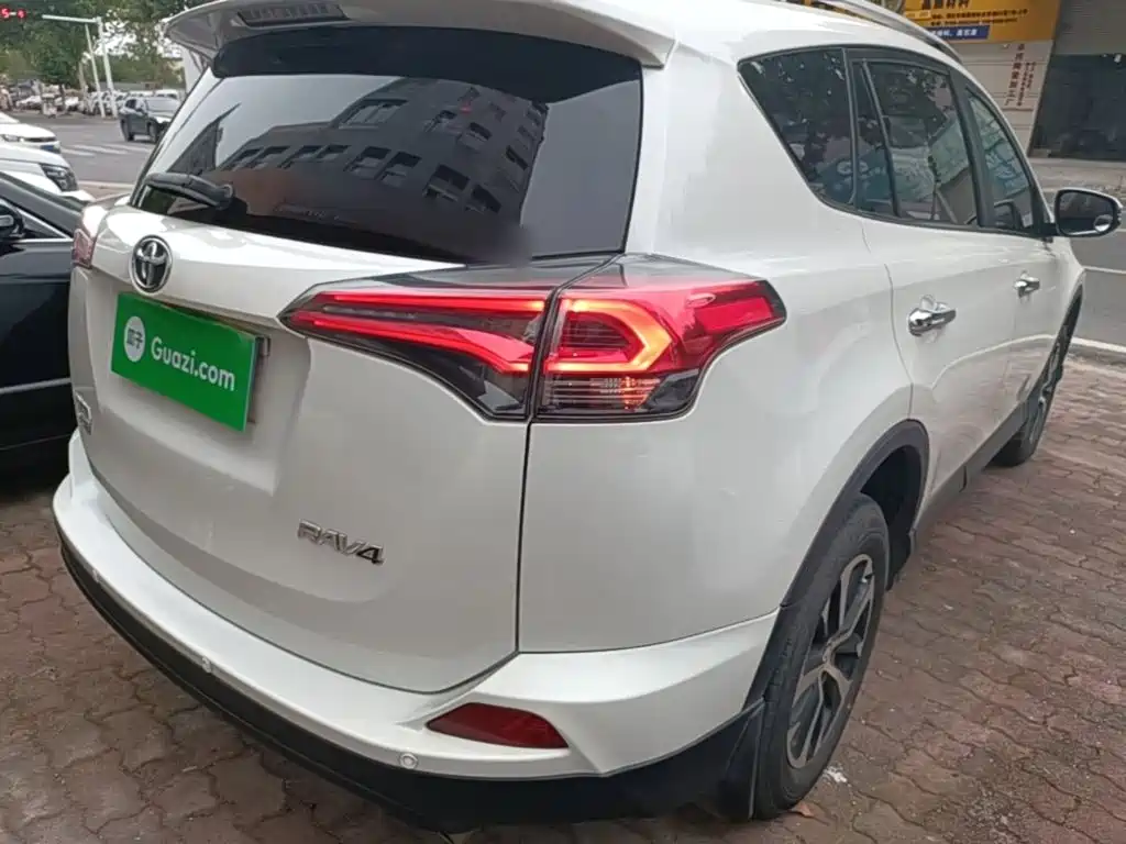 Toyota RAV4 — миниатюра 7