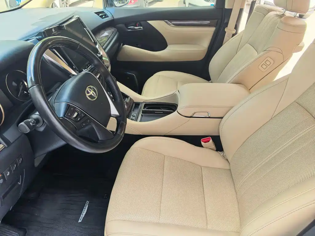 Toyota Alphard — миниатюра 7
