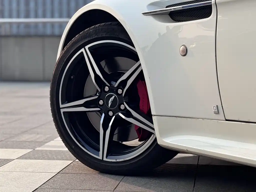 ASTON MARTIN V8 VANTAGE