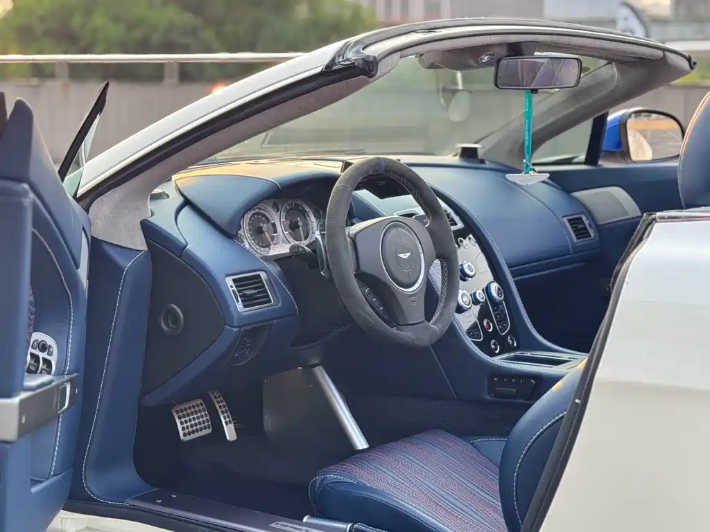 ASTON MARTIN V8 VANTAGE