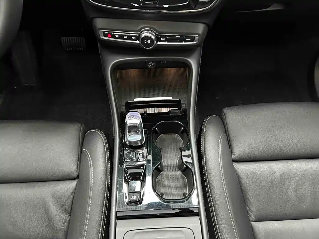 Volvo XC40 — миниатюра 5