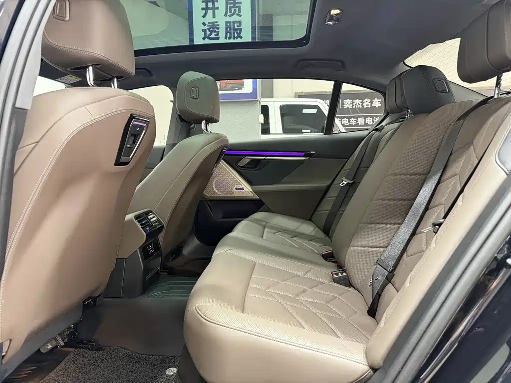 BMW 5 Series — миниатюра 6