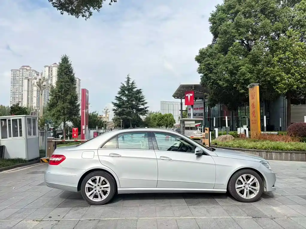 Mercedes-Benz E-Class (Import) — миниатюра 4