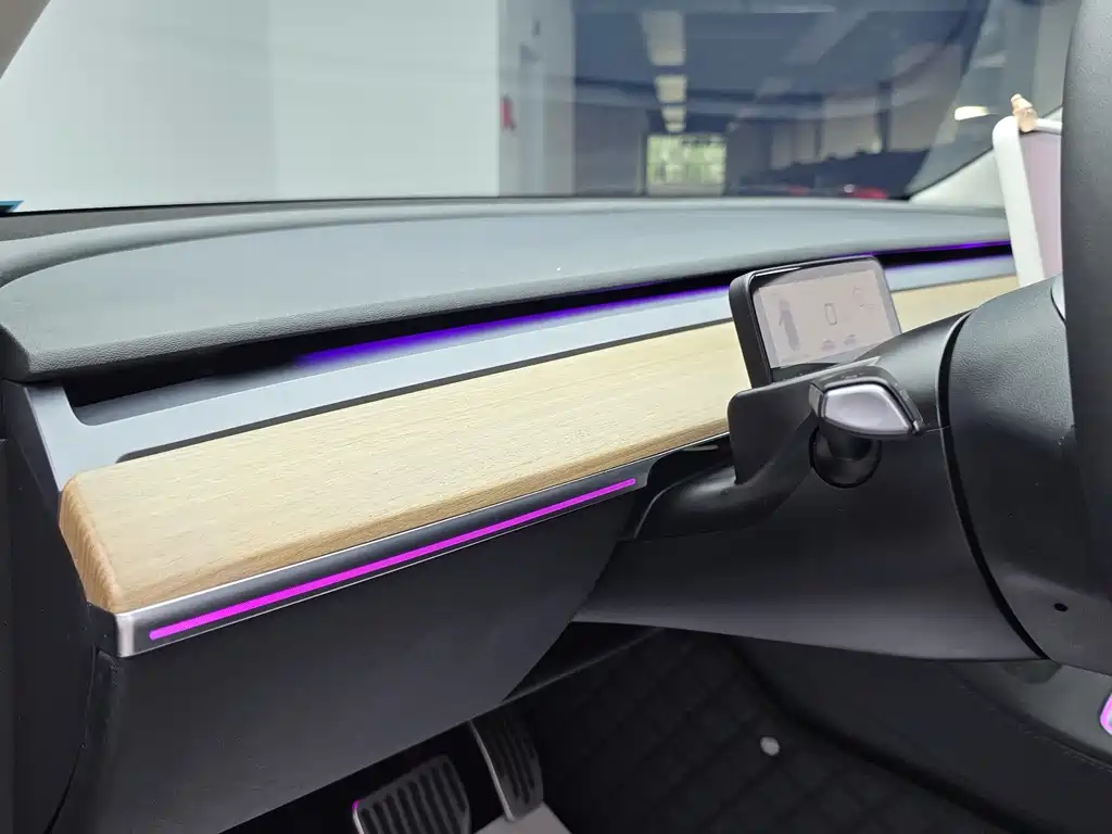 Tesla Model 3 — миниатюра 5