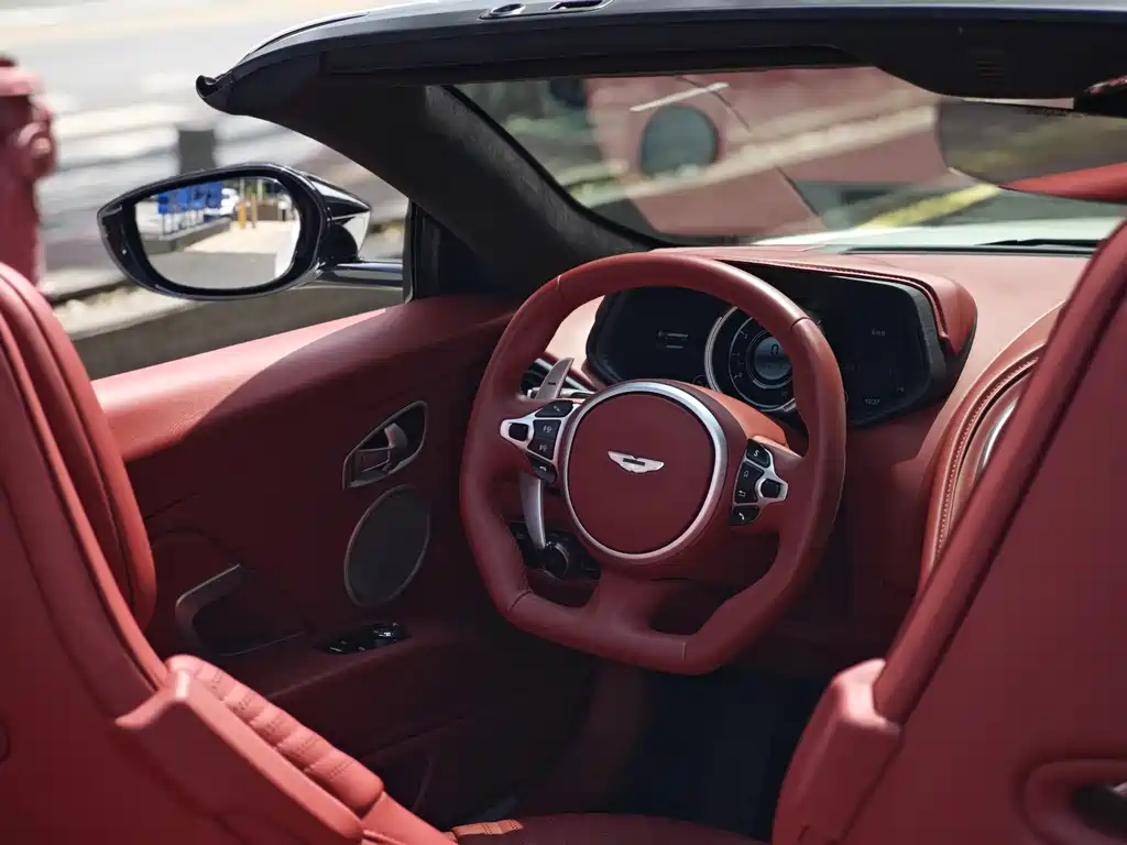 Aston Martin DB11 — миниатюра 13