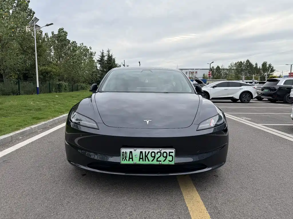 Tesla Model 3 — миниатюра 2