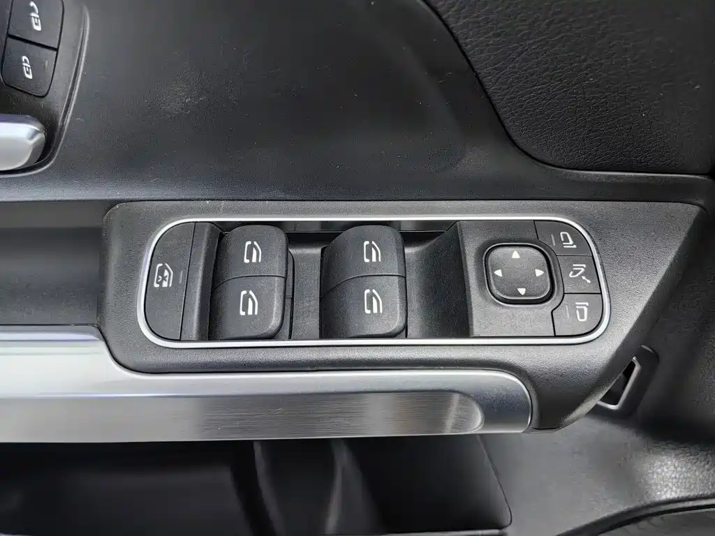 Mercedes-Benz GLB — миниатюра 9