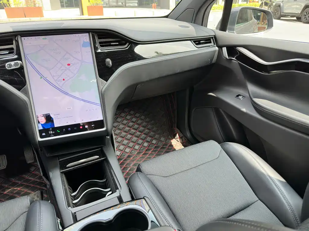 Tesla Model X — миниатюра 16