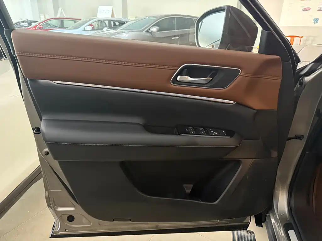 NISSAN EXPLORING THE LAND