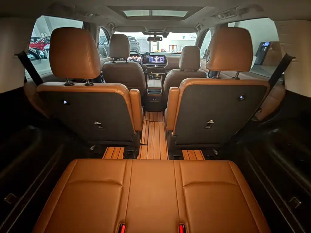 NISSAN EXPLORING THE LAND