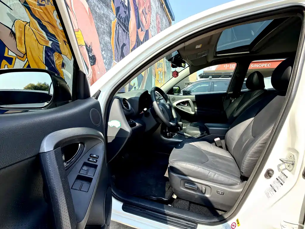 Toyota RAV4 — миниатюра 9