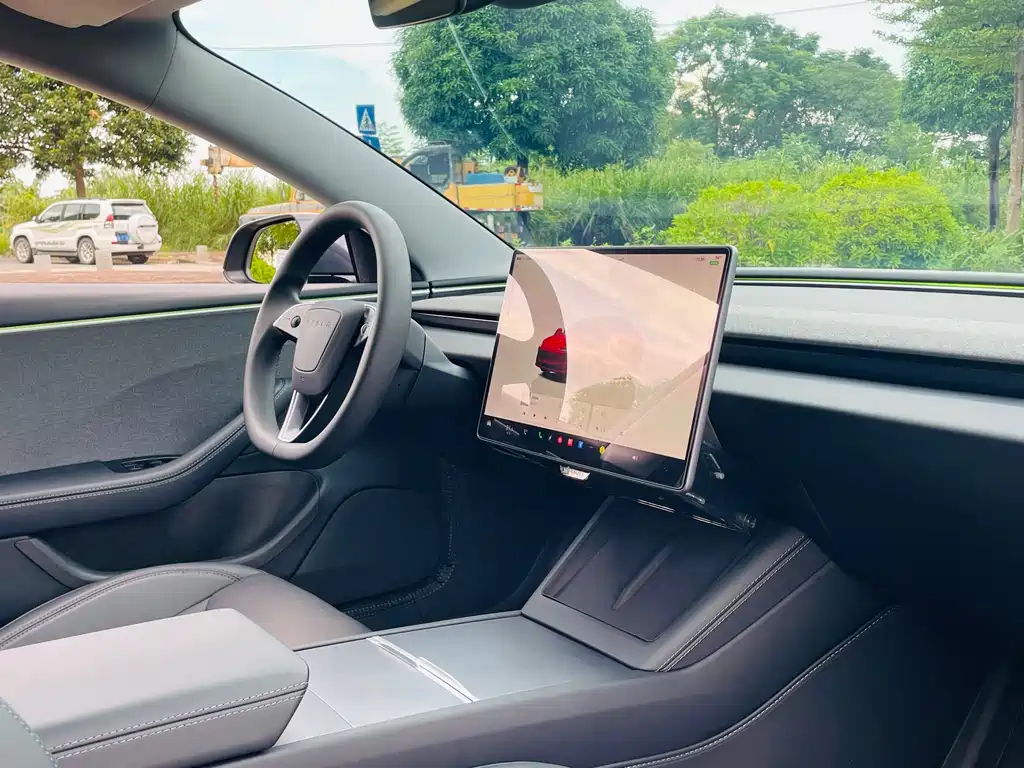 Tesla Model 3 — миниатюра 15