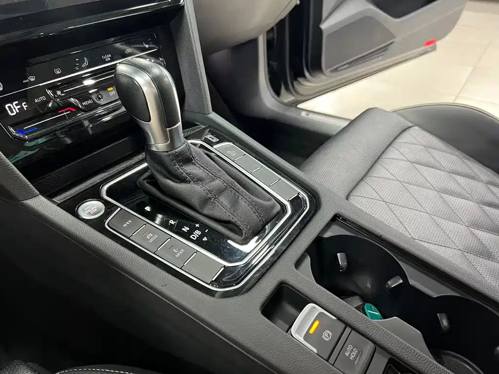 VOLKSWAGEN MAGOTAN GTE PLUG IN HYBRID