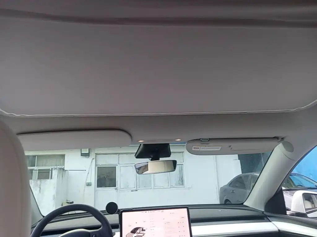 Tesla Model Y — миниатюра 18