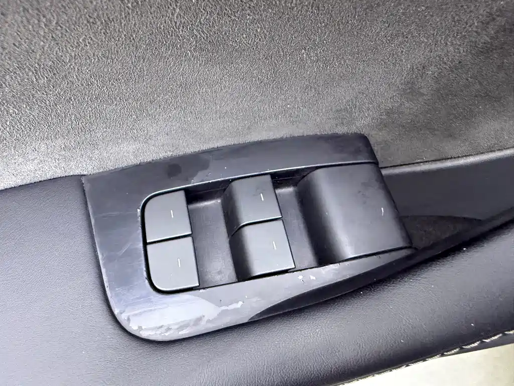 Tesla Model Y — миниатюра 17