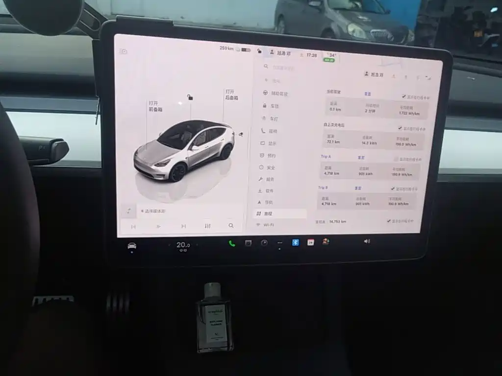 Tesla Model Y — миниатюра 13
