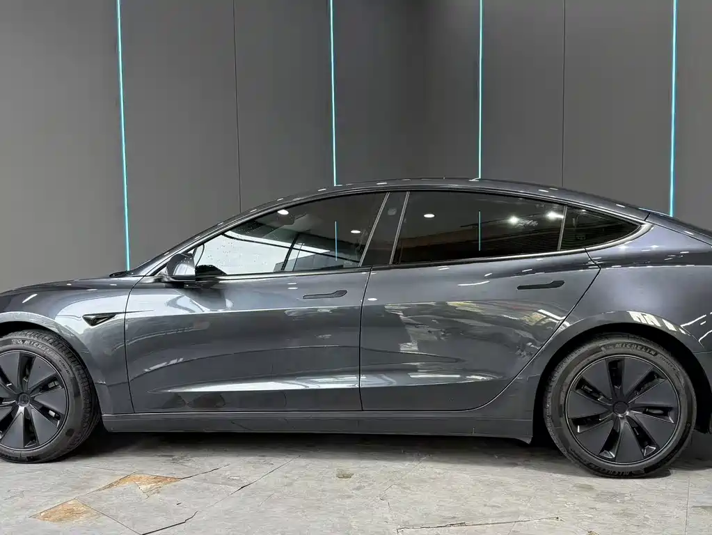 Tesla Model 3 — миниатюра 4