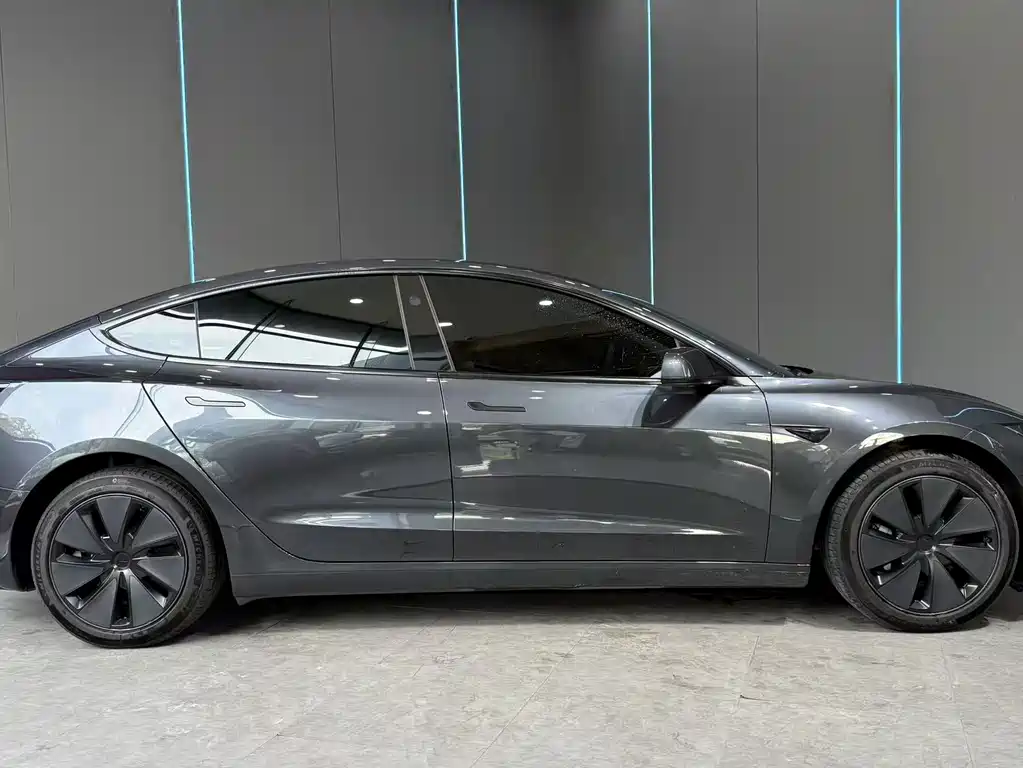 Tesla Model 3 — миниатюра 5