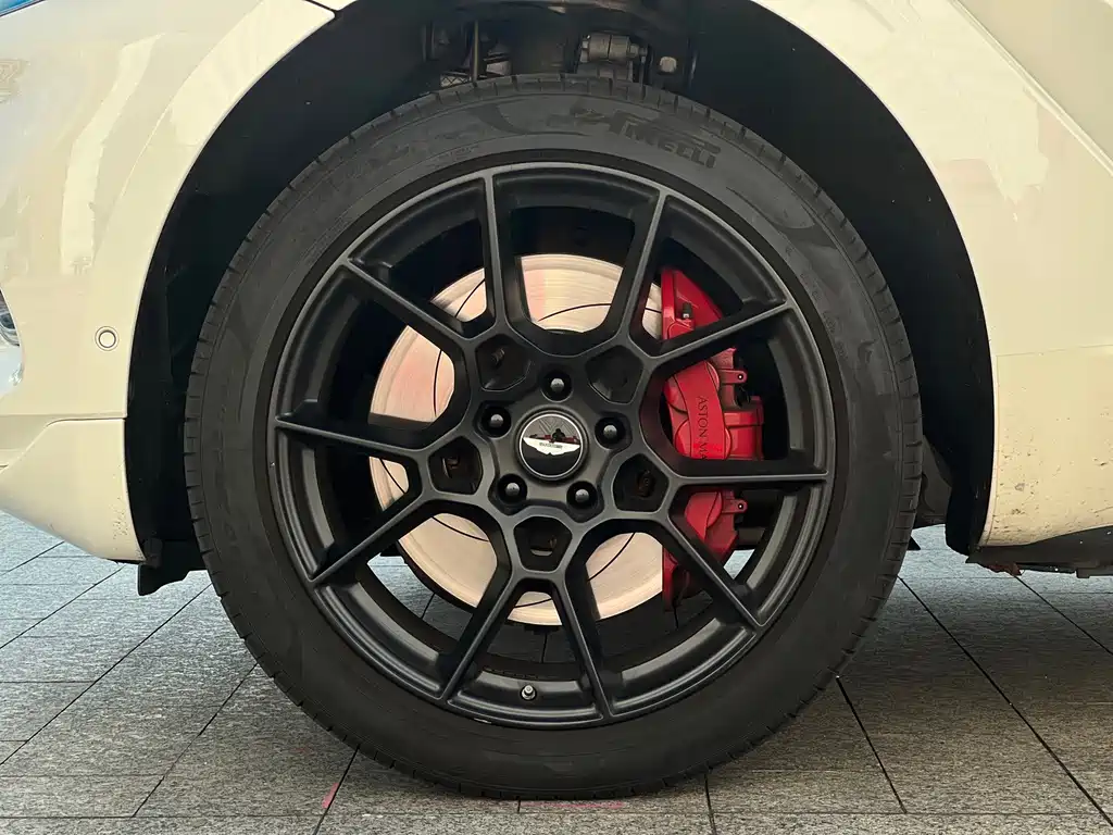 Aston Martin DBX — миниатюра 8
