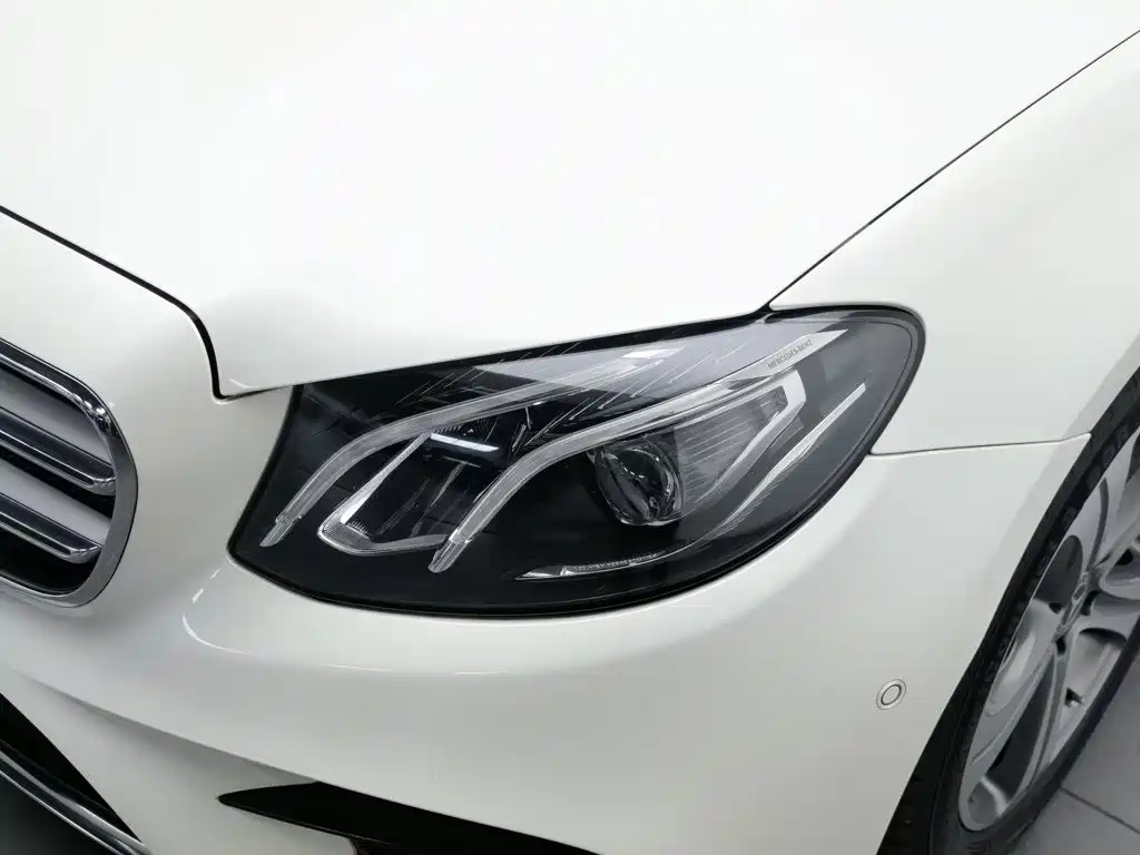 Mercedes-Benz E-Class — миниатюра 7