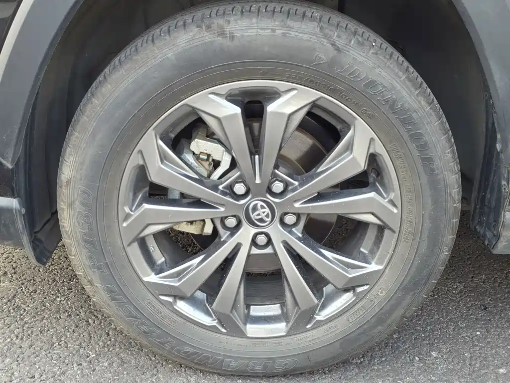 Toyota RAV4 — миниатюра 9