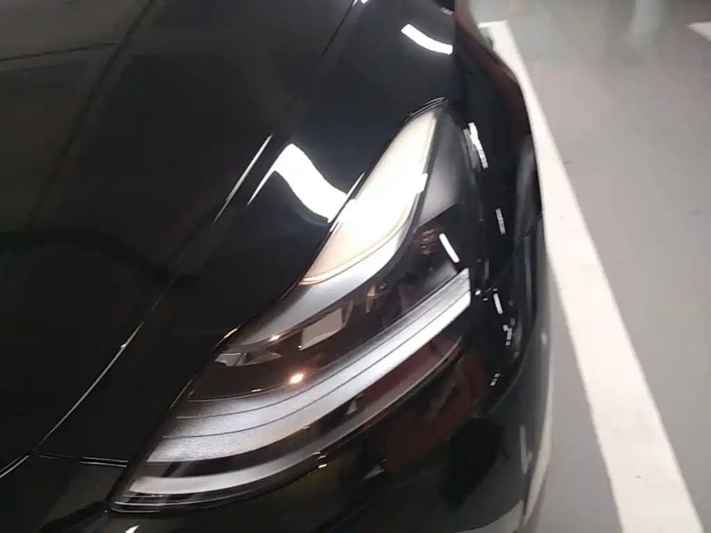 Tesla Model Y — миниатюра 24