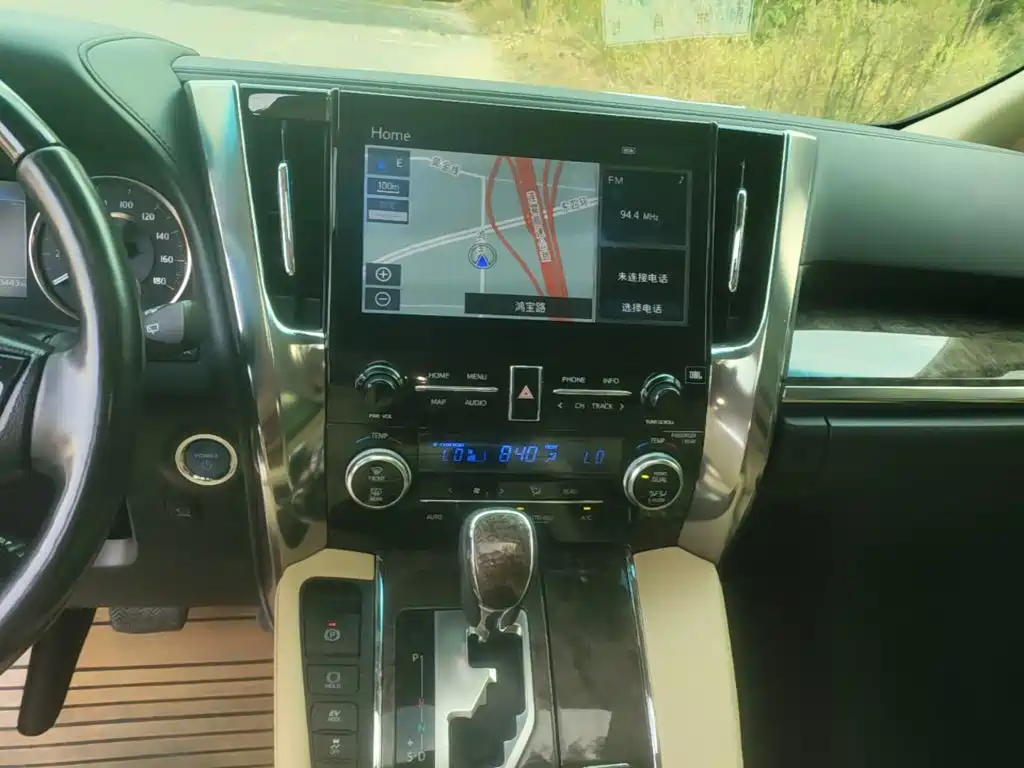 Toyota Alphard — миниатюра 13