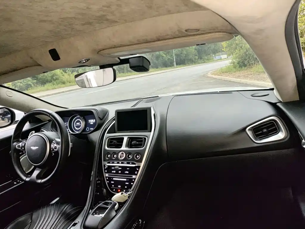 Aston Martin DB11 — миниатюра 6
