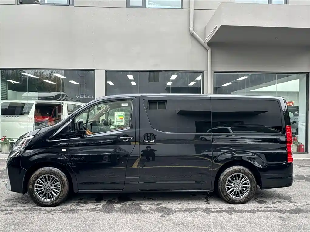 Toyota HiAce 2025 3.5L AT