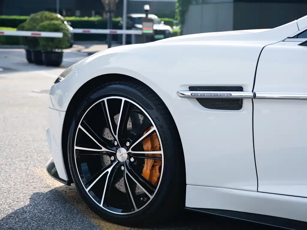 Aston Martin Vanquish — миниатюра 5