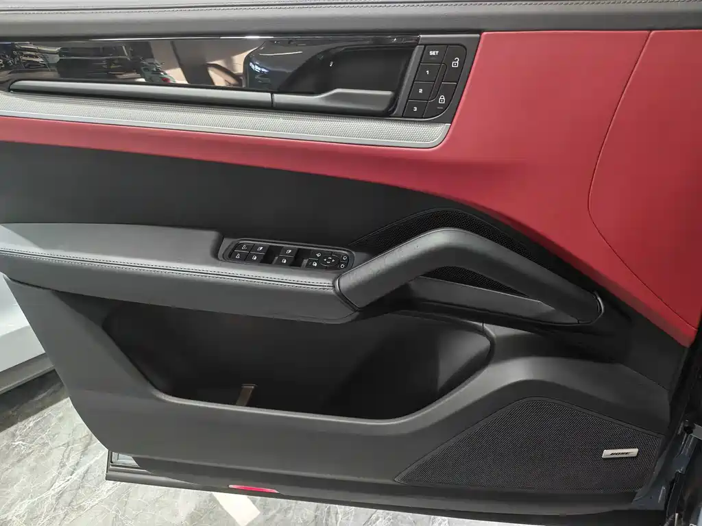 Porsche Cayenne — миниатюра 9