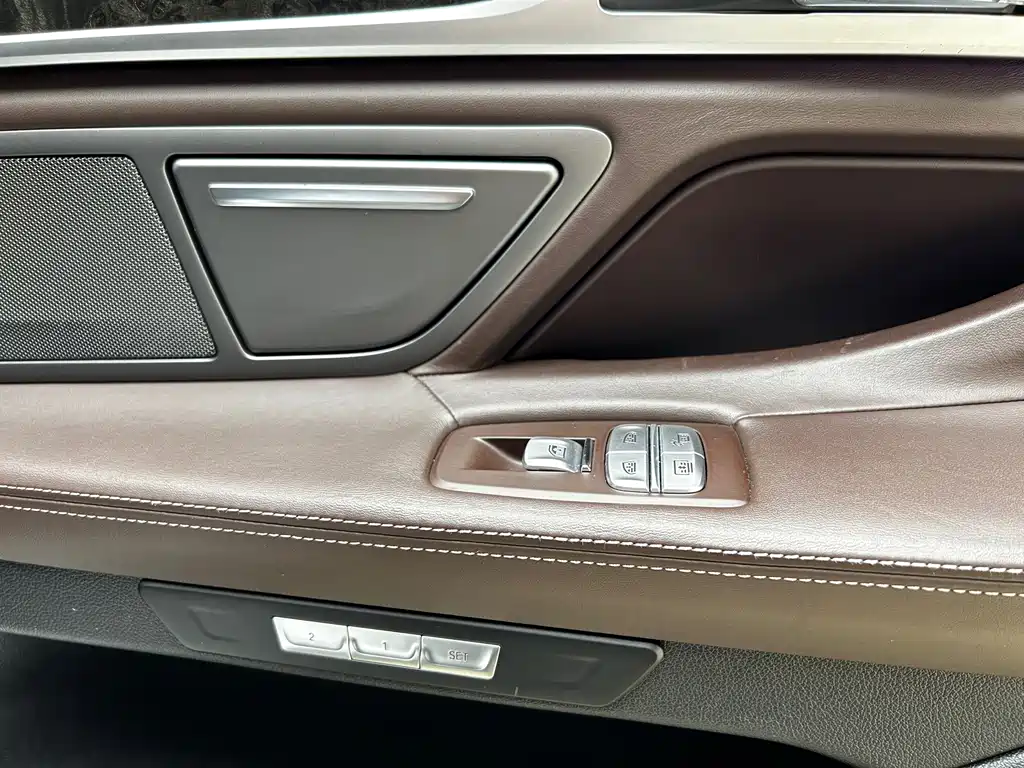 BMW 7 Series — миниатюра 23