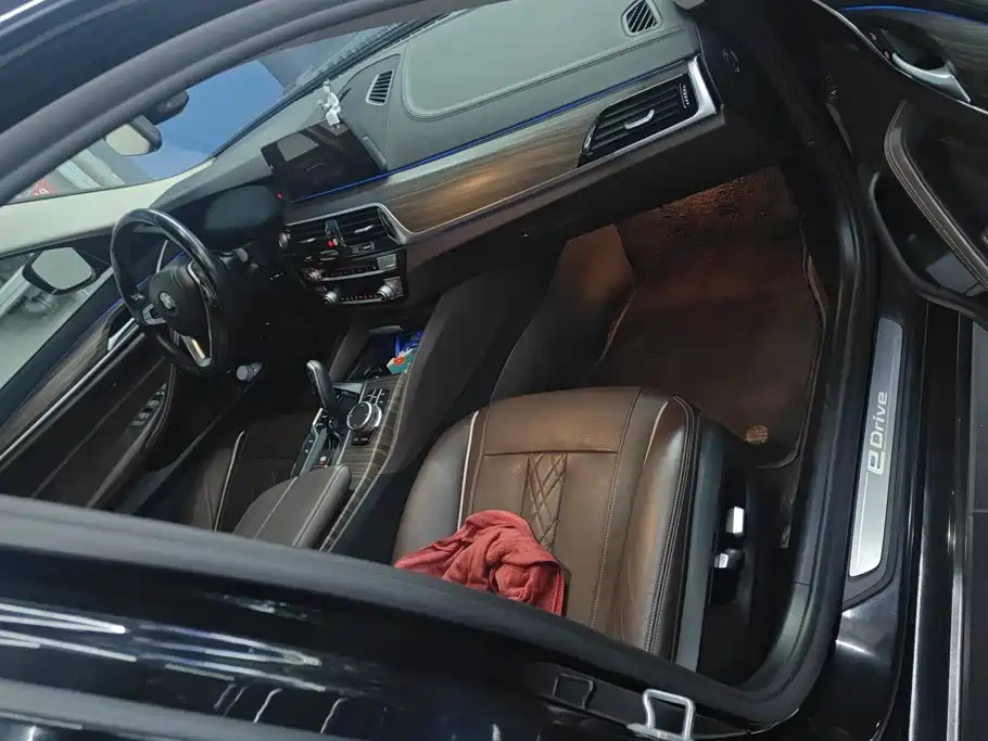 BMW 5 Series New Energy — миниатюра 8