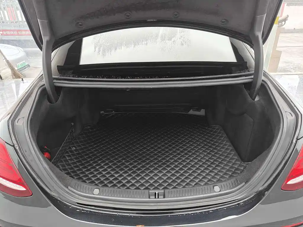 Mercedes-Benz E-Class — миниатюра 7
