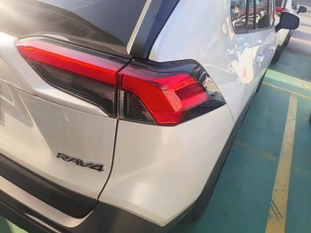 Toyota RAV4 — миниатюра 8