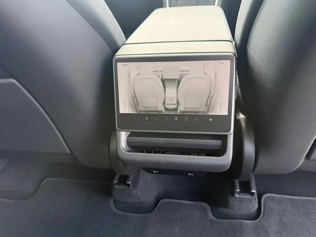 Tesla Model Y — миниатюра 14