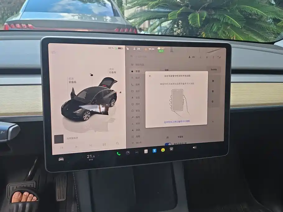Tesla Model Y — миниатюра 13