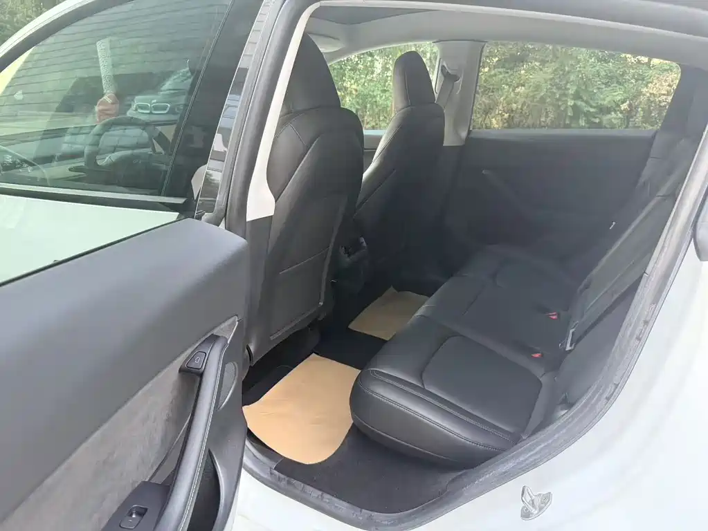 Tesla Model Y — миниатюра 7