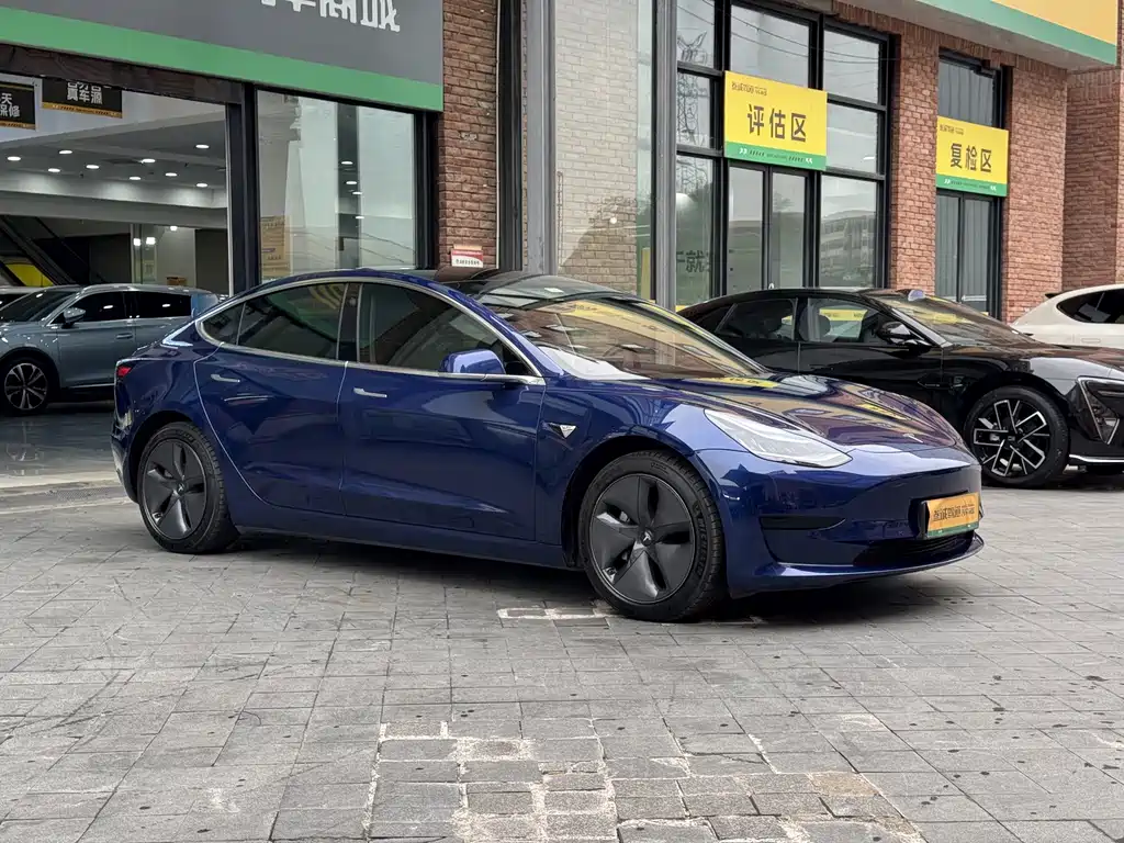 Tesla Model 3 — миниатюра 3