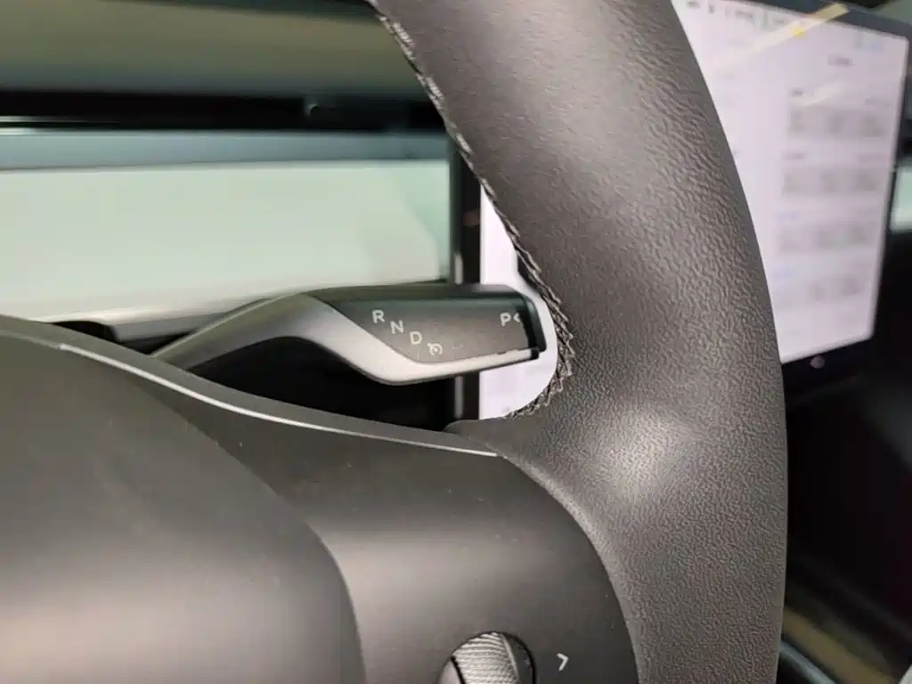 Tesla Model Y — миниатюра 14