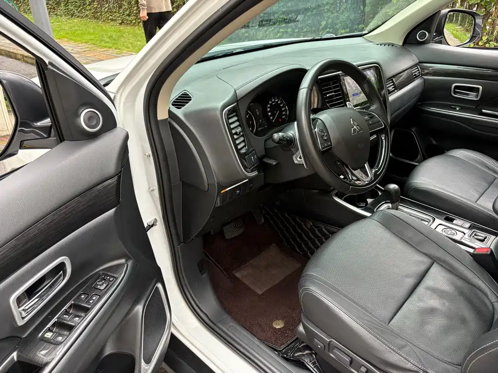 Mitsubishi Outlander — миниатюра 6