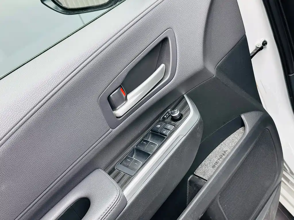 Toyota Sienna — миниатюра 9