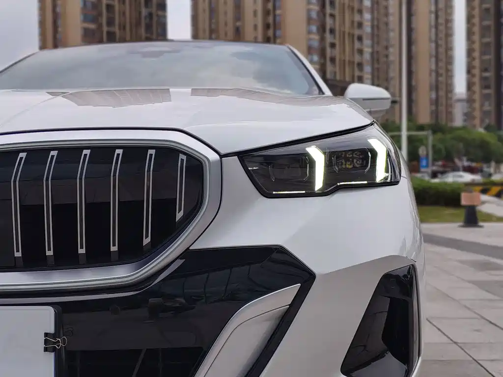 BMW 5 Series — миниатюра 19