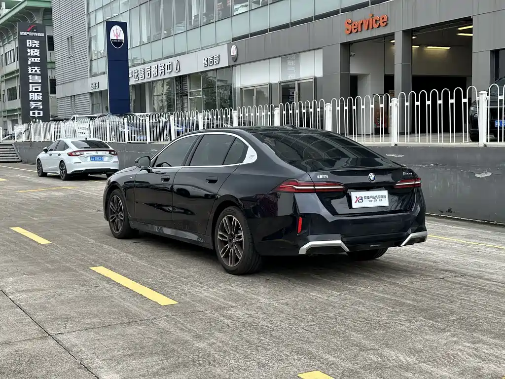 BMW 5 Series — миниатюра 3
