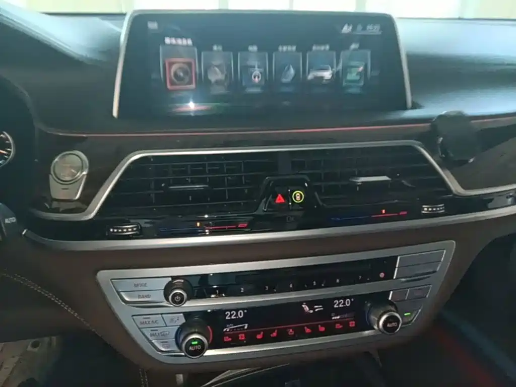BMW 7 Series — миниатюра 13