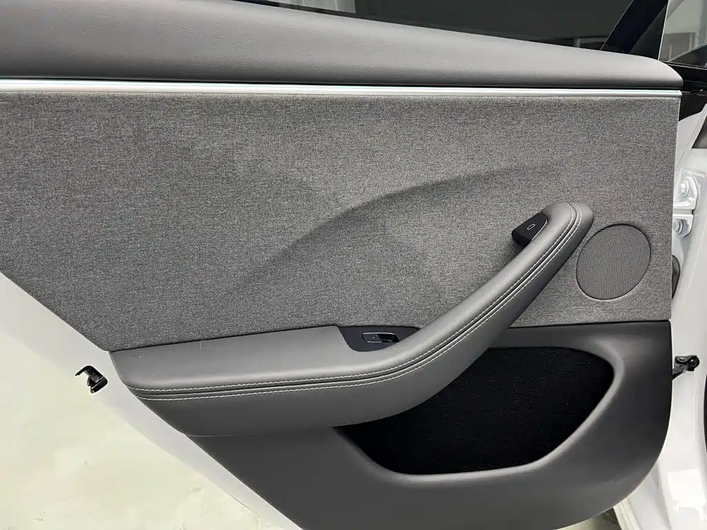 Tesla Model 3 — миниатюра 13