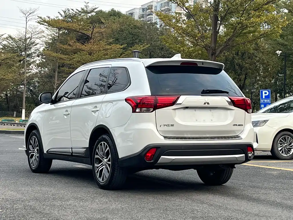 MITSUBISHI OUTLANDER