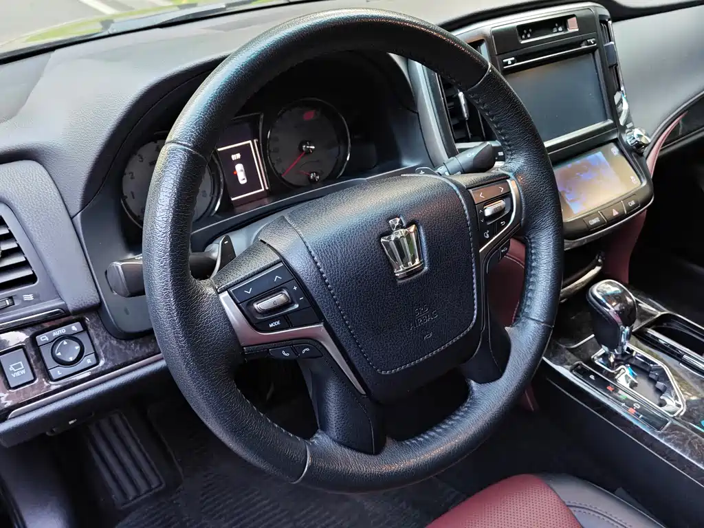 Toyota Crown — миниатюра 6